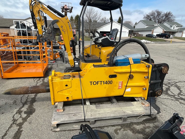 caterpillar-320-image-2