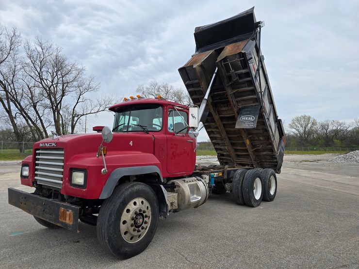 2003-mack-rd688s-image-26