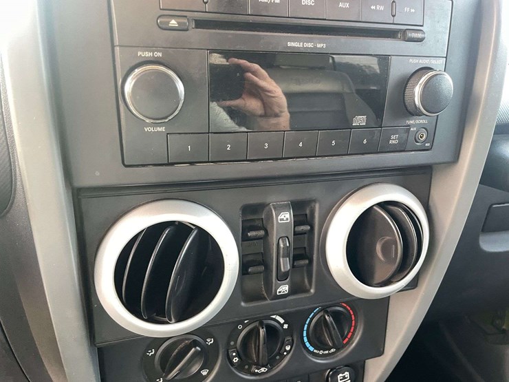 2010-jeep-wrangler-unlimited-sahara-image-13