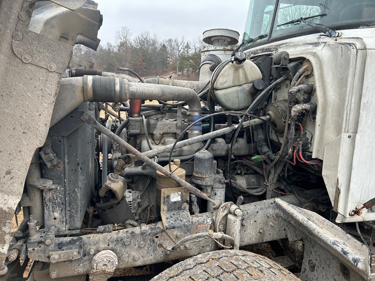 2001-mack-rd688s-image-38