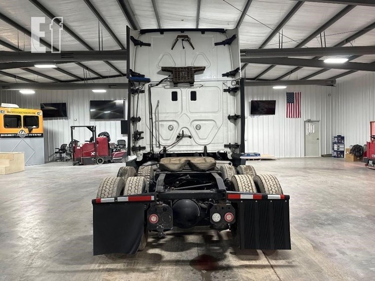 2014-freightliner-cascadia-125-image-8