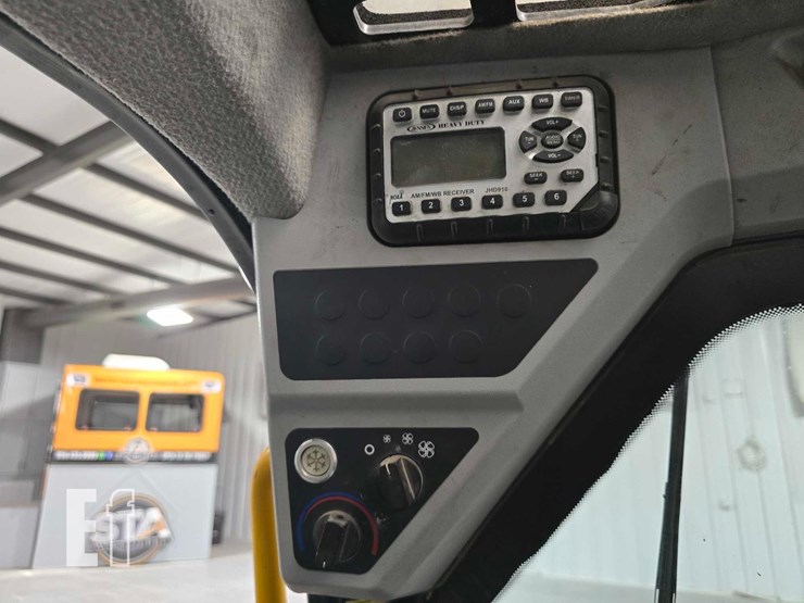 2021-jcb-3ts-8t-image-18