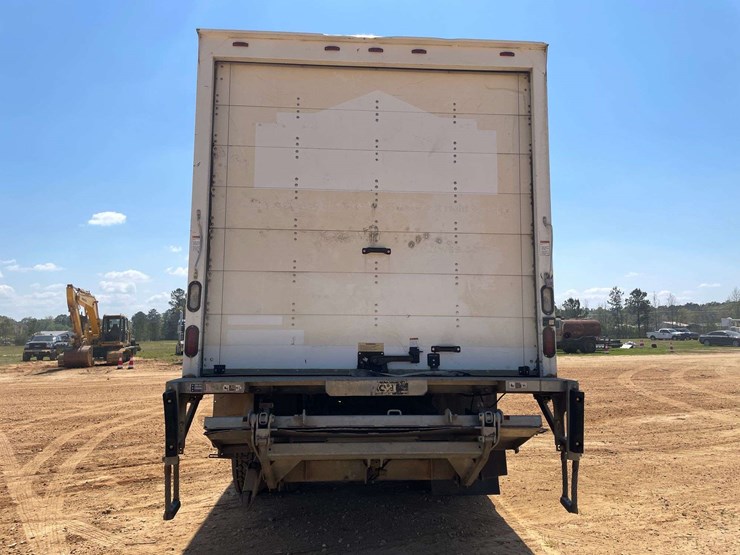 2016-freightliner-m2-106-image-6