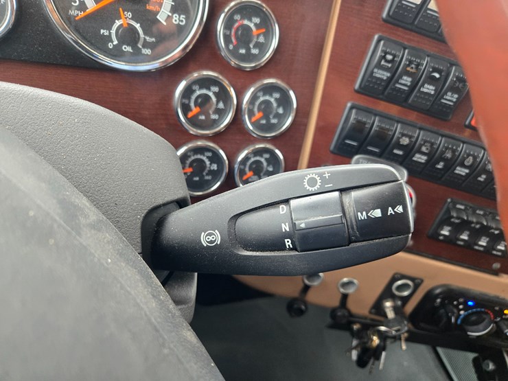 2017-western-star-5700xe-image-70