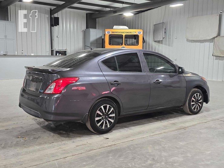 2015-nissan-versa-image-3