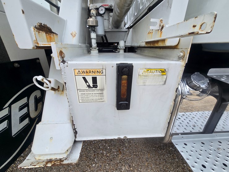 2010-freightliner-m2-106-image-96