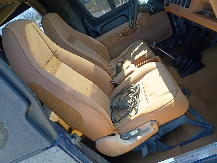 1993-jeep-wrangler-image-38