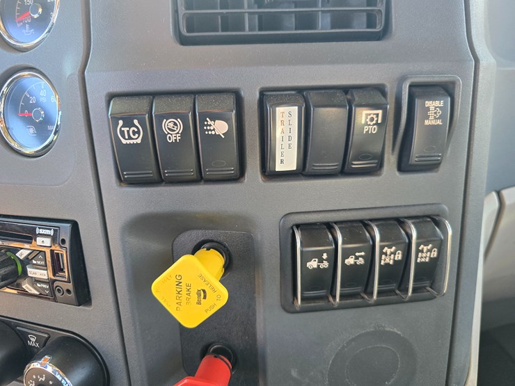 2019-peterbilt-567-image-61