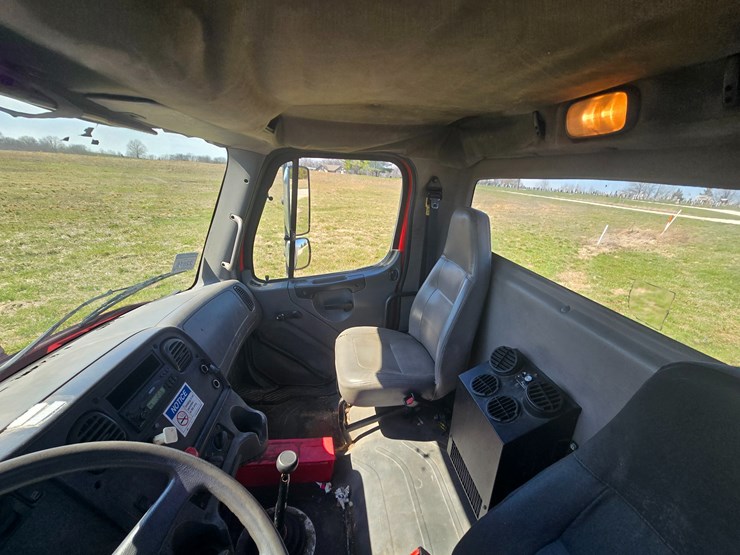 2005-freightliner-m2-106-image-42