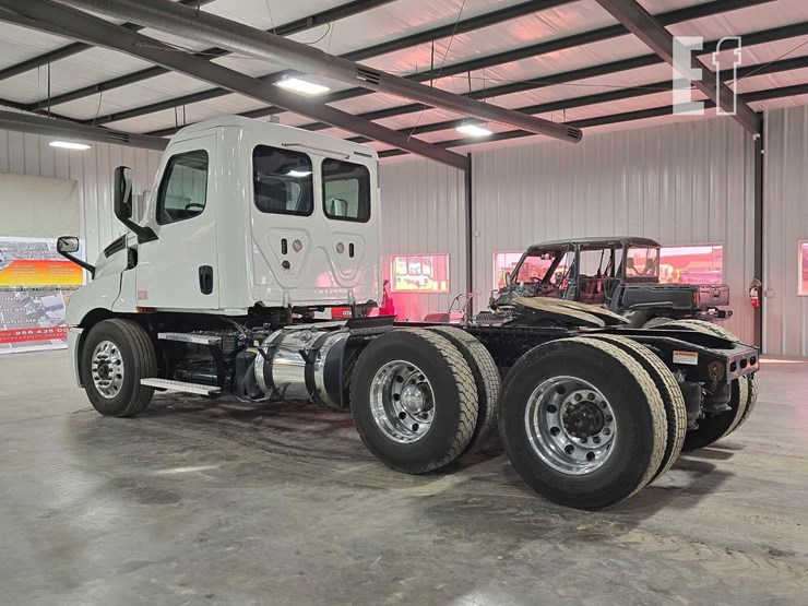 2020-freightliner-cascadia-126-image-4