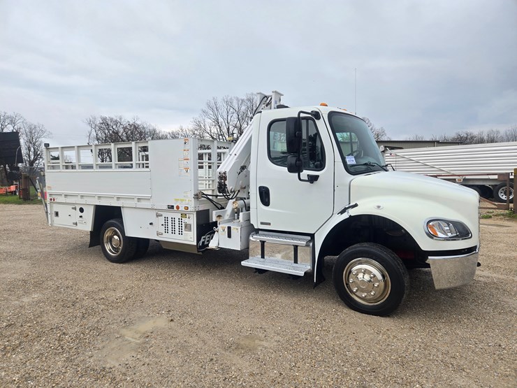 2010-freightliner-m2-106-image-26