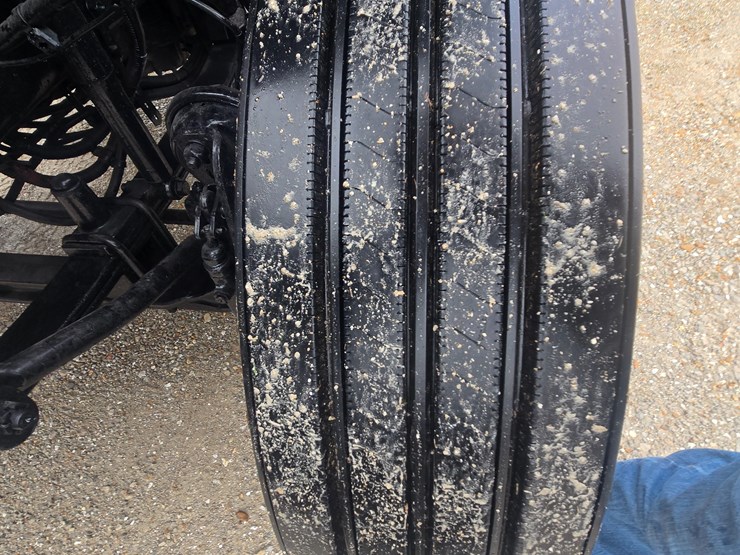 2012-freightliner-m2-106-image-40