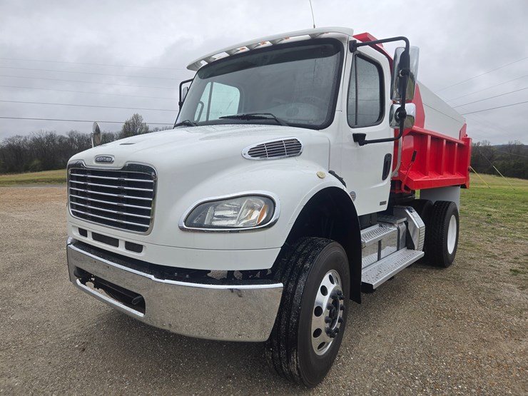 2012-freightliner-m2-106-image-1