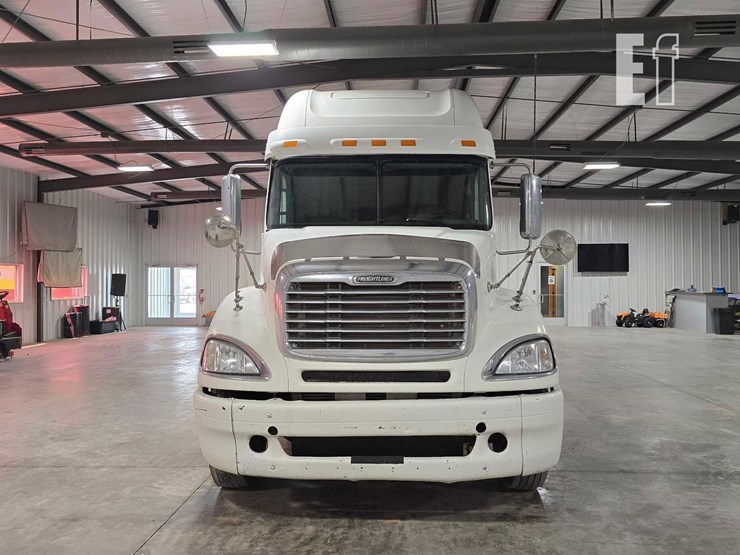 2009-freightliner-columbia-120-image-7