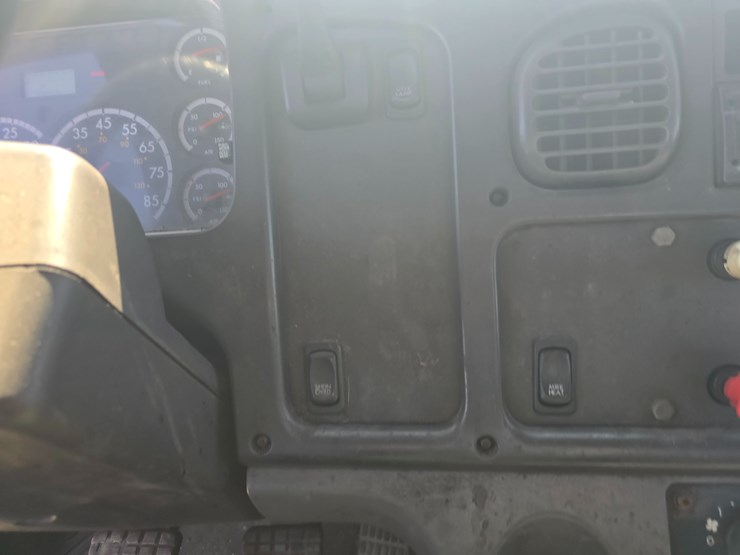 2005-freightliner-m2-106-image-48