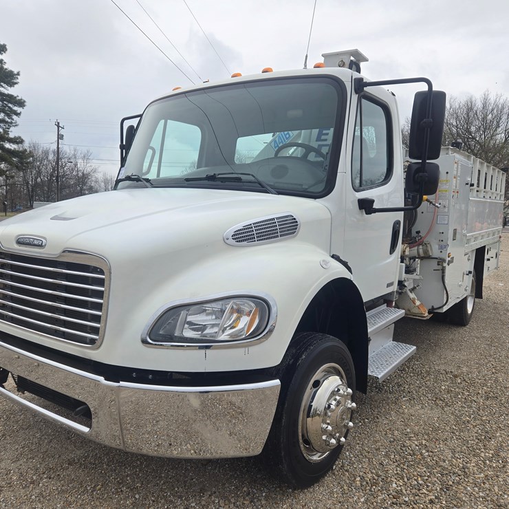 2010 FREIGHTLINER M2 106