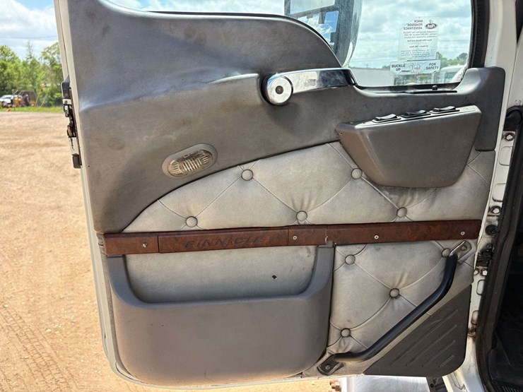 2013-mack-pinnacle-cxu613-image-11