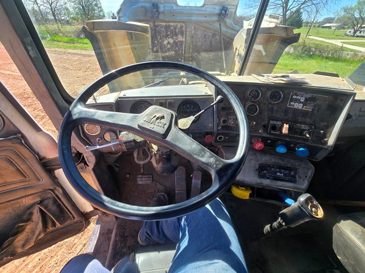 1994-mack-rd690s-image-79