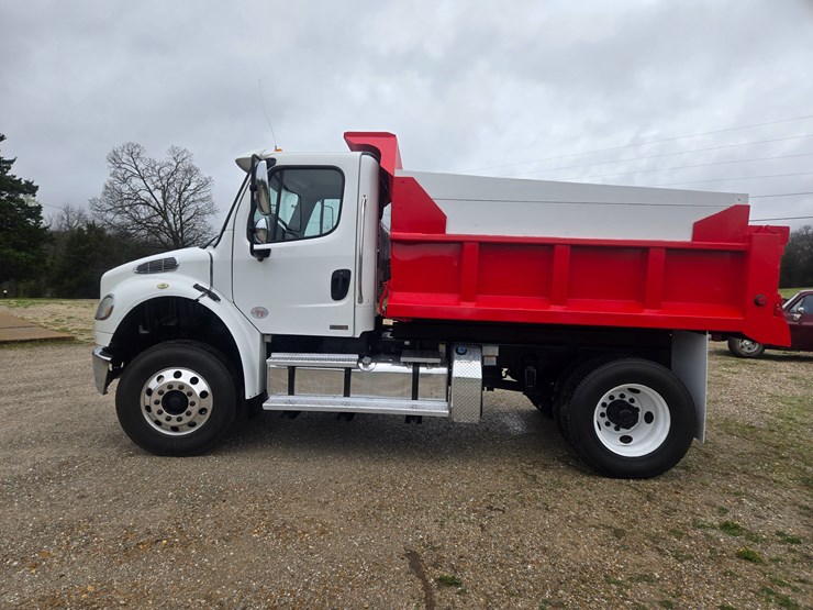 2012-freightliner-m2-106-image-7