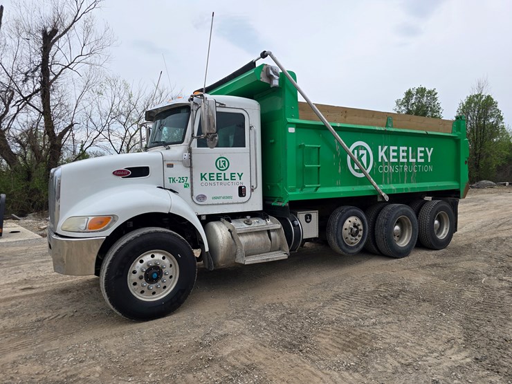 2017-peterbilt-348-image-4