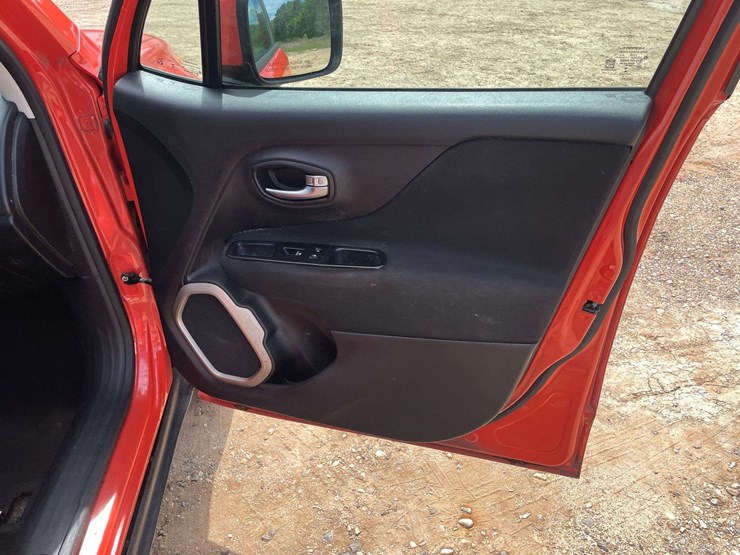 2015-jeep-renegade-image-17