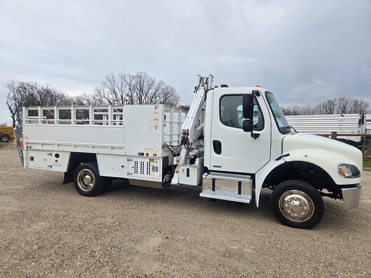 2010-freightliner-m2-106-image-25