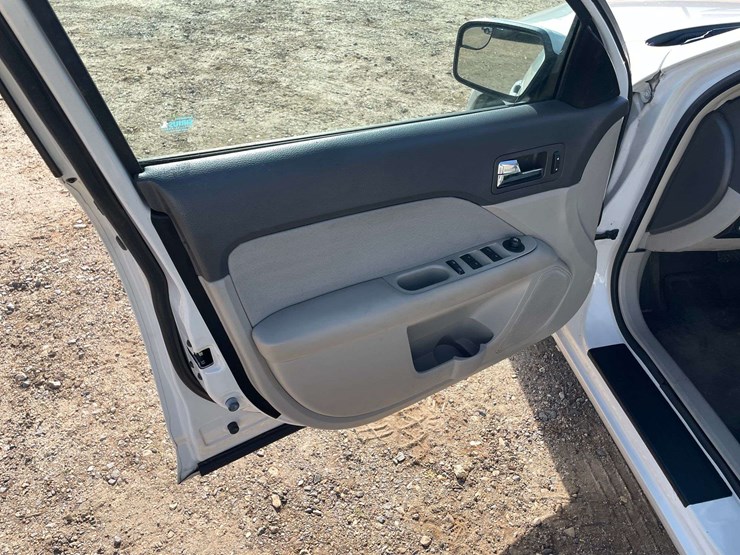2012-ford-fusion-4-door-sedan-(95,800-miles)-image-9