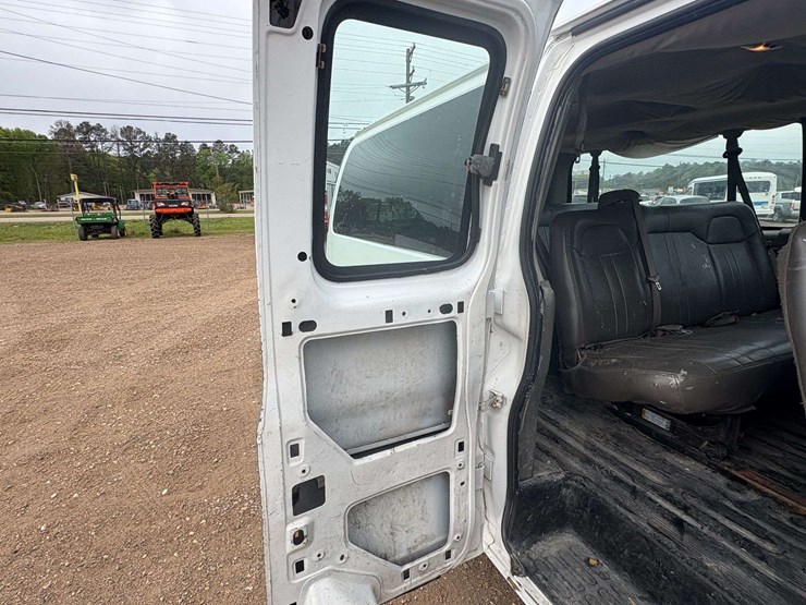 2005-chevrolet-express-3500-image-15
