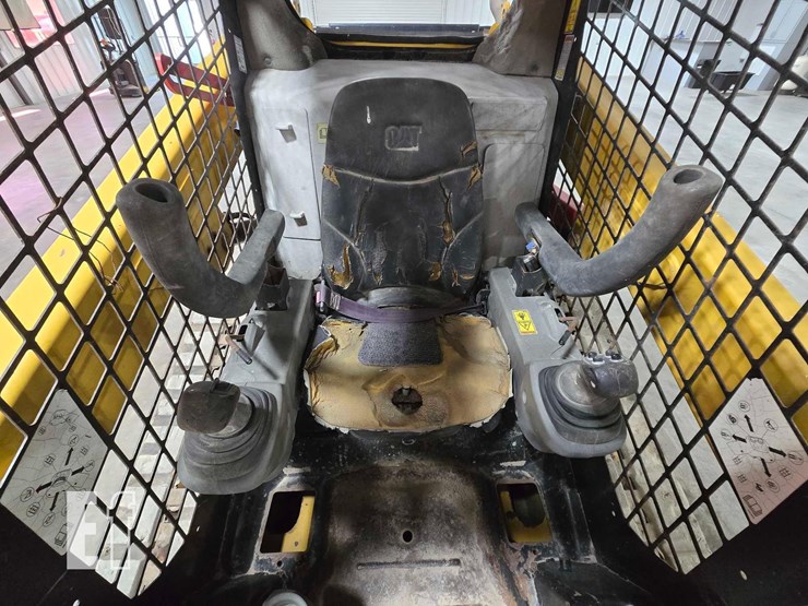 2015-caterpillar-259d-image-13