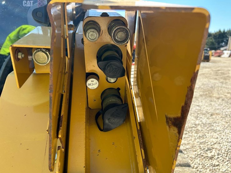 2023-caterpillar-299d3-xe-image-11