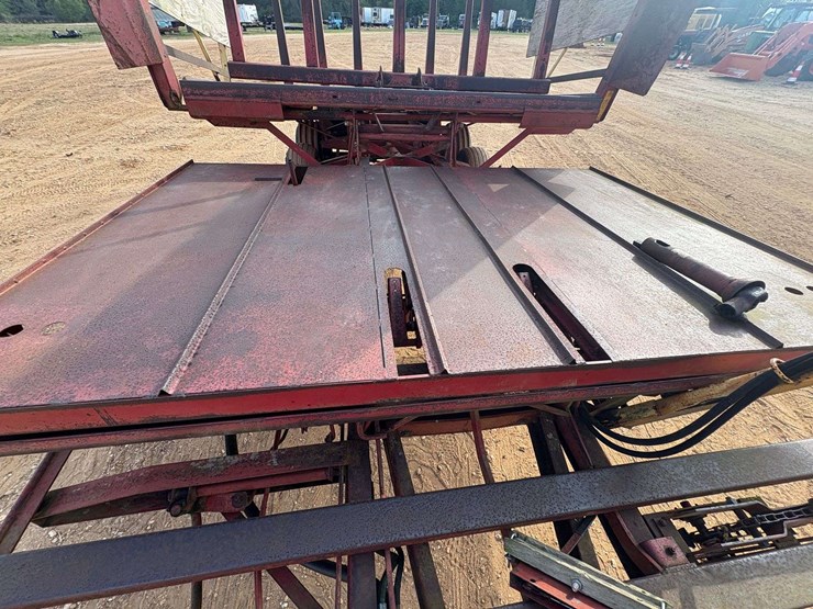 new-holland-1033-image-15