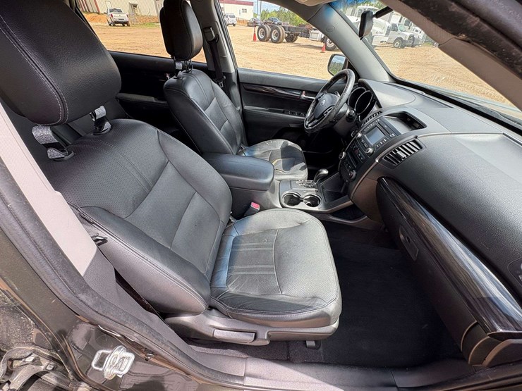 2013-kia-sorento-image-24