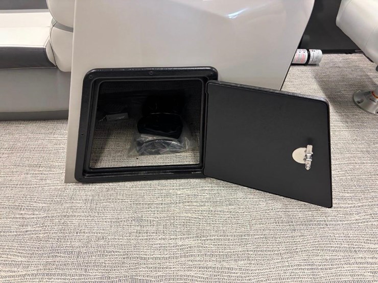 2025-g3-suncatcher-select-20rc-pontoon-image-22