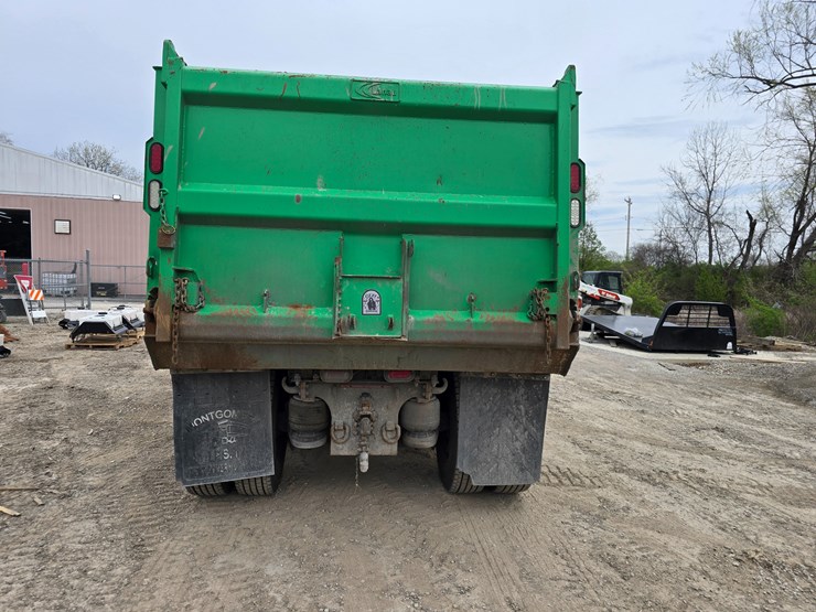 2017-peterbilt-348-image-11