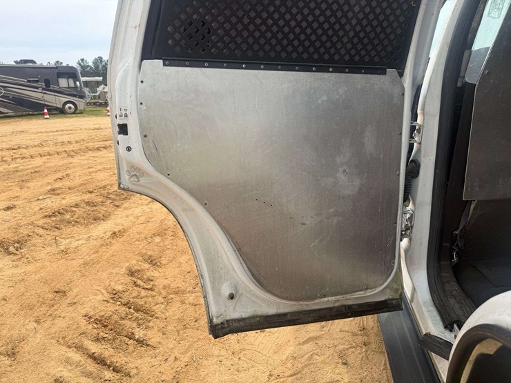 2010-chevrolet-tahoe-image-14