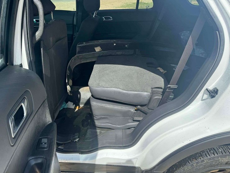 2015-ford-explorer-image-16