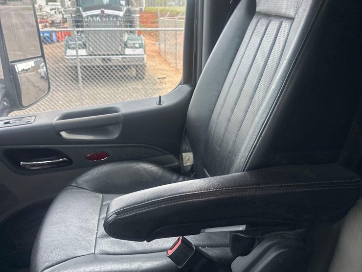 2016-peterbilt-579-image-27