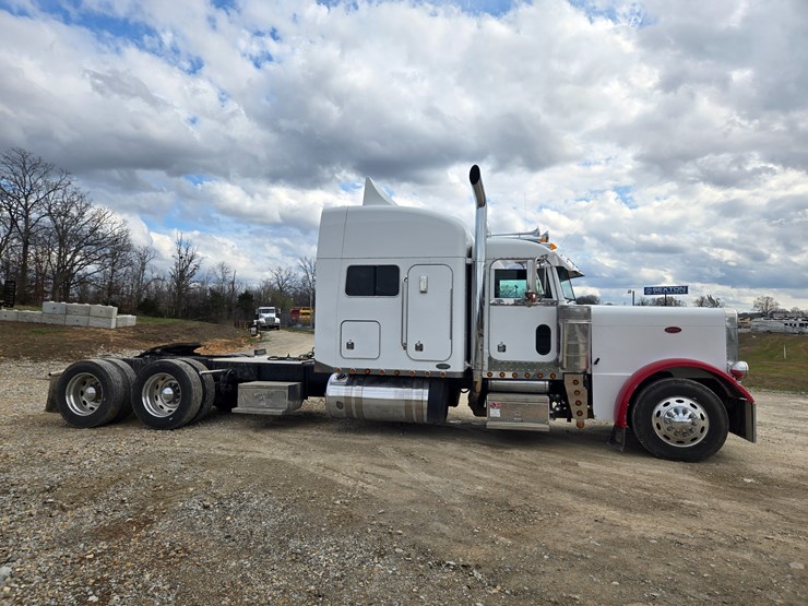 2000-peterbilt-379-image-24