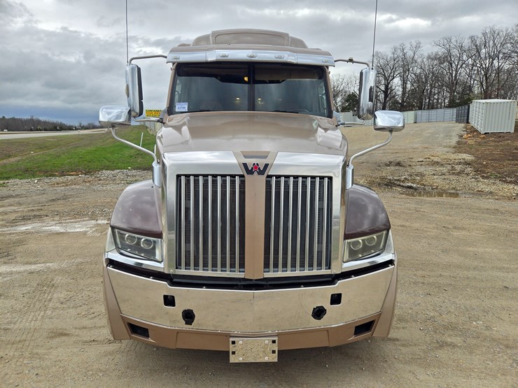 2017-western-star-5700xe-image-32