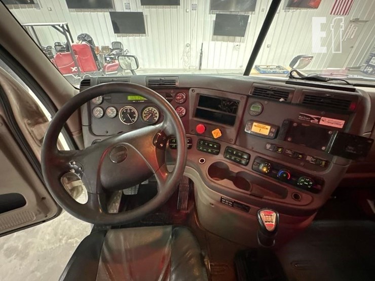 2014-freightliner-cascadia-125-image-14