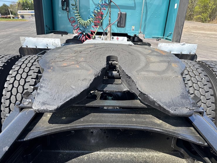 2023-peterbilt-579-image-15