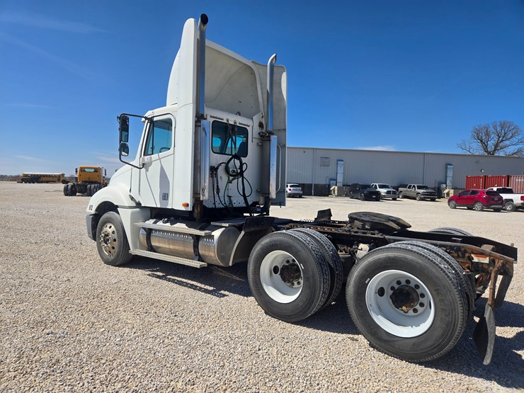 2006-freightliner-columbia-120-image-9
