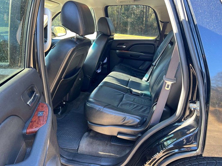 2011-chevrolet-tahoe-image-15