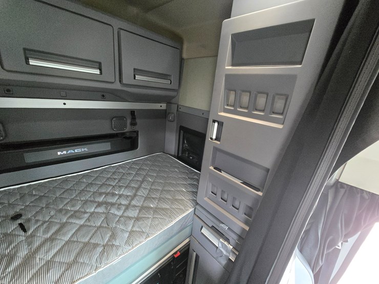 #22610-•-2019-mack-anthem-sleeper-truck-image-58