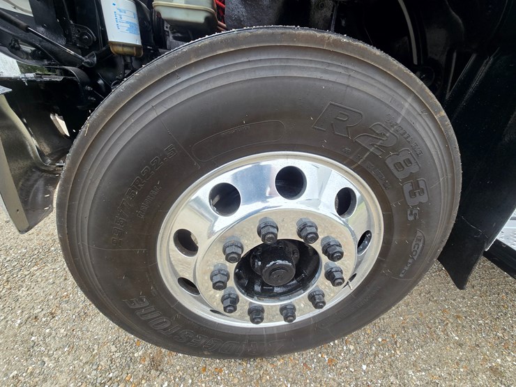 2012-freightliner-m2-106-image-100