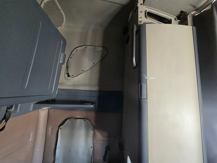 2014-freightliner-cascadia-125-image-78