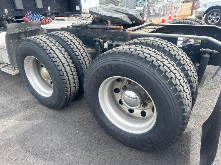 2016-peterbilt-579-image-14