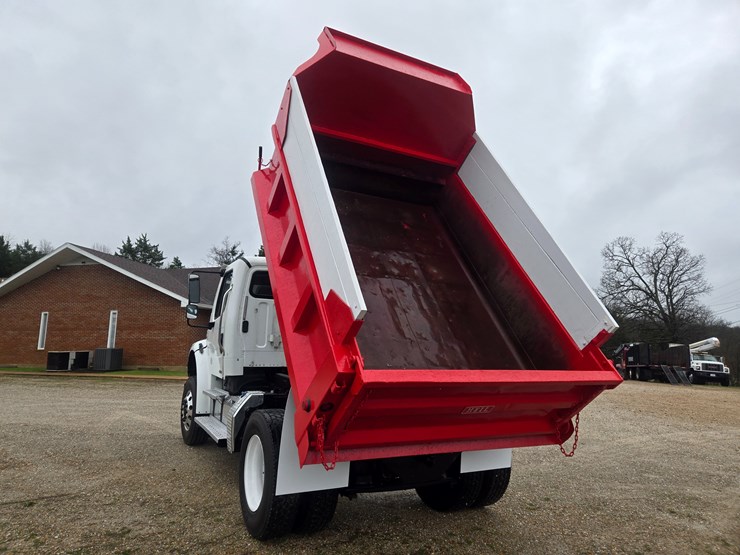 2012-freightliner-m2-106-image-27