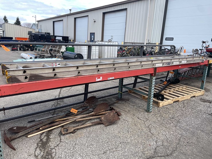 #7078-•-28'-louisville-ladder-(o4)-image-1