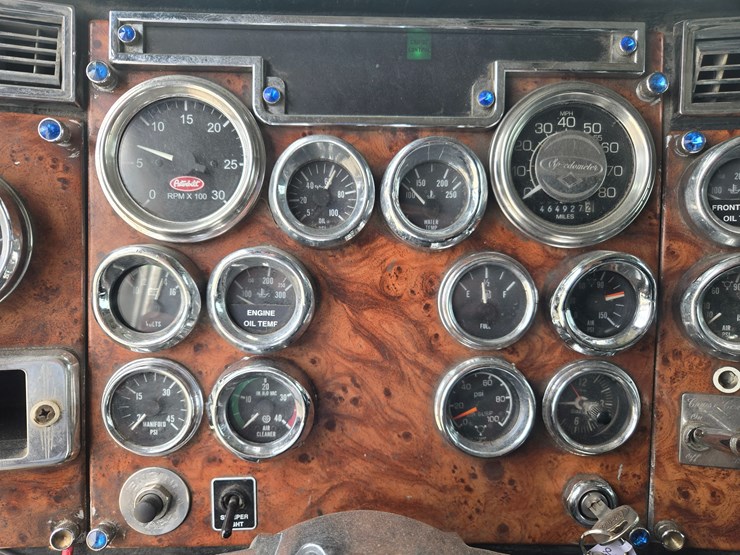 2000-peterbilt-379-image-61